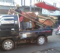     Apakah delman ini baru keluar dari diler atau sedang mogok? (Foto: Deni Putra Maharta).