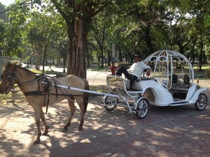 Beromantis Ria dengan Kereta Kuda di Monumen Jose Rizal