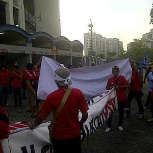 Tiba di Bukit Jalil, Ratusan Suporter Indonesia Nyanyikan Bagimu Negeri