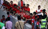 Mereka tampak bersalaman dengan pemain Timnas sebelum laga dimulai.