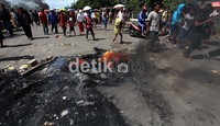 Mereka memblokir jalan dengan membakar ban.