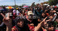 Warga baik dewasa dan anak-anak tumpah ruang ke jalan.