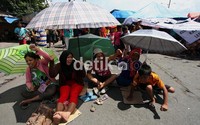 Akibatnya akses jalan menjadi lumpuh.