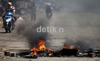 Aksi blokir jalan ini berlangsung hampir 7 jam.