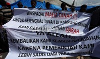 Mereka membentangkan sejumlah spanduk.