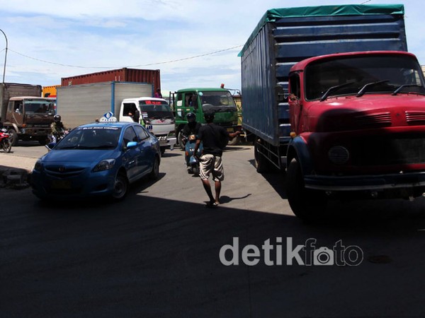 Diblokir Warga, Jalan Cacing Mengular
