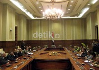 Pertemuan itu dijembatani oleh seorang penerjemah bahasa Arab.