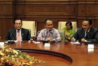 (Ki-ka) Dubes Indonesia untuk Mesir Nurfaizi Suwandi, Mahfudz Siddiq, dan penerjemah.