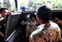 Hartati tiba sekitar pukul 09.20 WIB dengan menumpang mobil tahanan KPK Kijang berwarna silver.