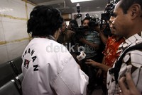 Hartati terlihat memakai jaket tahanan KPK berwarna putih, saat memasuki ruang tunggu.