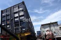 Kendaraan-kendaraan besar yang biasa melintasi jalan tersebut, diam tak bergerak.