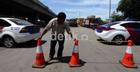 Guna mengurai kemacetan petugas kepolisian berlakukan sistem contraflow.