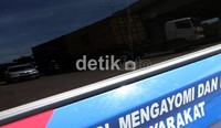 Warga menolak penggusuran pemukiman mereka.