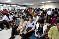 Para pendukung Hartati memadati ruang sidang.