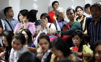 Para pendukung Hartati duduk di ruang sidang untuk mendengarkan dakwaan jaksa penuntut umum.