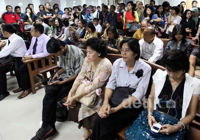 Pendukung Hartati Padati Ruang Sidang Tipikor