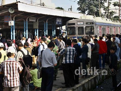 Jalur Longsor, Penumpang Menumpuk di Bojonggede