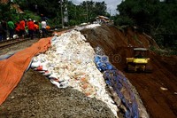 Karung-karung berisi tanah dipakai sebagai pondasi talut. Ramses/detikcom.