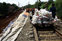 Para pekerja membawa karung-karung berisi tanah untuk dijadikan pondasi talut. Ramses/detikcom.
