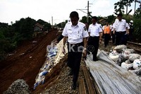 Dirut PT KAI Iqnatius Jonan meninjau persiapan terakhir rel kereta yang longsor. Ramses/detikcom.