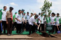 SBY menanam pohon.