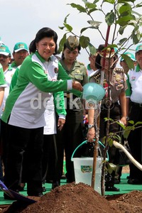 Ibu Ani juga ikut menanam pohon.