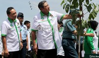 SBY memperhatika pohon yang baru ditanamnya.