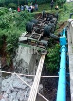 Kelebihan Muatan, Truk Semen Terbalik