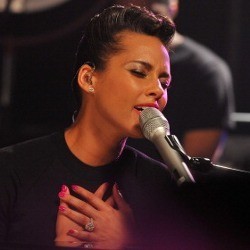 Girl on Fire, Jati Diri Baru Alicia Keys