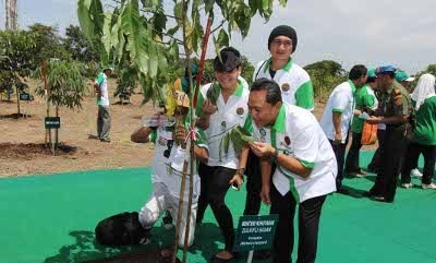 Puluhan Artis Ramaikan Gerakan Penanaman 1 Miliar Pohon