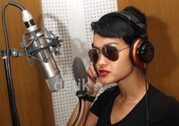 Seperti lagu-lagu sebelumnya, lagu tersebut juga nge-beat.