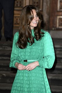Kate mengenakan dress hijau Mulberry yang dipakainya setahun yang lalu dalam sebuah acara di Istana Buckingham. (Ben Pruchnie/Getty Images).