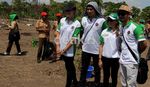 Para Artis Ramai-ramai Tanam Pohon