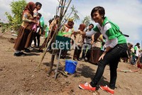 Mereka semua kompak berharap agar lingkungan Indonesia lebih bersih, dan hijau dengan kegiatan tersebut.