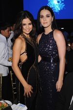 Selena Gomez Seksi Bergaun Backless