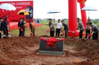 Jajaran direksi Shandong O'Green Group melakukan peletakan batu pertama pembangunan pabrik ban di kawasan industri Cikampek Jawa Barat, Selasa (27/11/2012). (Joshua).