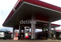 Salah satu SPBU di Samarinda kehabisan solar dan hanya melayani premium dan pertamax. Robert/detikFinance.