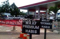 Di depan salah satu SPBU di Samarinda terdapat papan pemberitahuan 'Maaf Premium dan Pertamax Habis'. Robert/detikFinance.