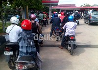 Para pengendara mengantre untuk membeli BBM jenis premium di Samarinda. Robert/detikFinance.