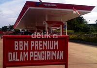 Papan pengumuman bertuliskan 'BBM Premium Dalam Pengiriman' terpasang di depan salah satu SPBU di Samarinda. Robert/detikFinance.