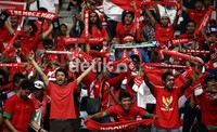 Para pendukung timnas  bersorak ketika gol tunggal Andik Vermansah bersarang di gawang Singapura.     