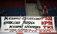 Poster-poster bertuliskan sindiranpun bertebaran di stadion Bukit Jalil.     
