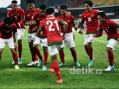 Cetak Gol Cantik, Andik pun Menari