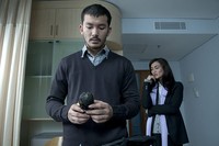 Jelang perpisahan, saat Abi (Rio Dewanto) harus pulang ke tanah air, membuat Indah (Atiqah Hasiholan) sedih. (Dok Falcon Fictures).