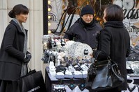 Disalah satu adegan film Hello Goodbye, Indah (Atiqah Hasiholan), menemami atasannya berbelanja. (Dok Falcon Fictures).