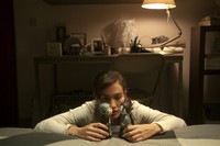 Sosok Indah (Atiqah Hasiholan), dalam film Hello Goodbye, digambarkan mempunyai kesenangan memainkan boneka yang dibuatnya sendiri. (Dok Falcon Fictures).