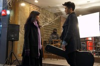 Di salah satu adegan film Hello Goodbye, Indah (Atiqah Hasiholan) bertemu dengan Eru. (Dok Falcon Fictures).