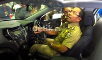 Walikota Makassar Ilham Arif Sirajuddin, mencoba kenyamanan dalam mobil Hyundai Santa Fe.
