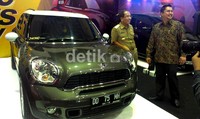 Selain produk otomotif asal Jepang dan Korea Selatan, Poma 2012 juga menghadirkan Mini Cooper asal Inggris.