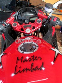 Tulisan Master Limbad di tangki motor. Tidak mau tampilan motornya terlihat biasa, maka Master Limbad langsung memboyong tunggangannya ke rumah modifikasi Chemonk Modified yang berada di Jalan Ashirot No. 2A, Kebayoran Lama, Jakarta Barat. (Aditya Maulana).